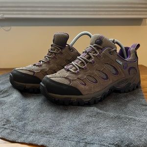 Woman’s Merrell Hiking Ridgepass Hiking Shoes | size 8.5 w